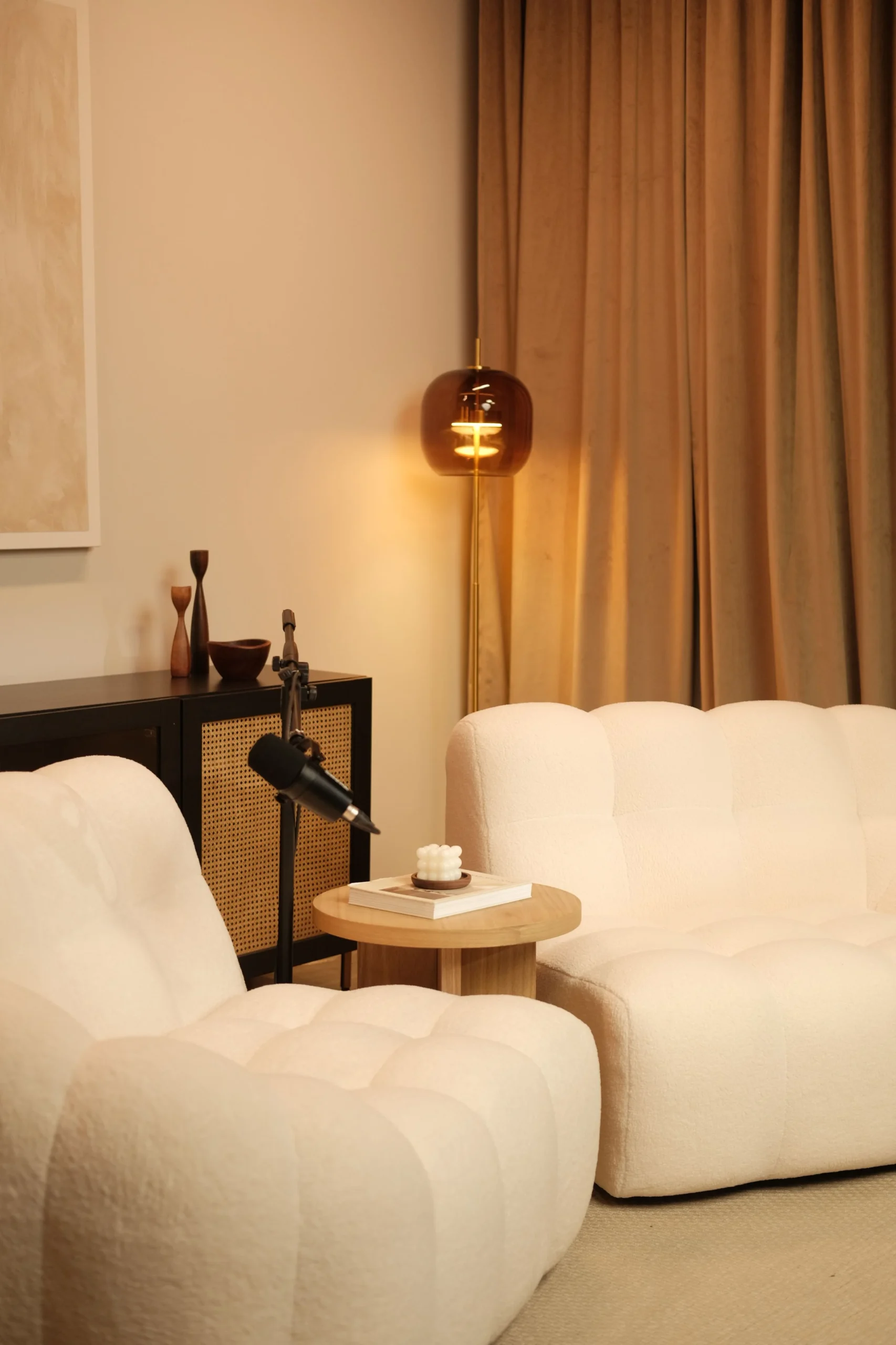 Neutral color palette for an elegant expensive-looking home